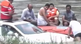 Muž poslal do řeky auto, které dostal k&nbsp;narozeninám, přál si jiné