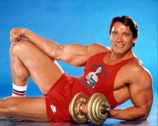Arnold Schwarzenegger sdílel tipy, jak se udržet v&nbsp;kondici i&nbsp;v&nbsp;pohodlí domova