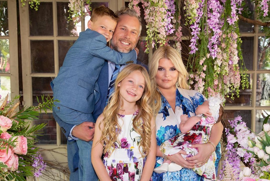 Jessica Simpson nabarvila dceři (7) vlasy na růžovo. Je moc malá, kritizují fanoušci