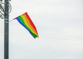Na Prague Pride někdo zapálil duhovou vlajku. Případem se zabývá policie