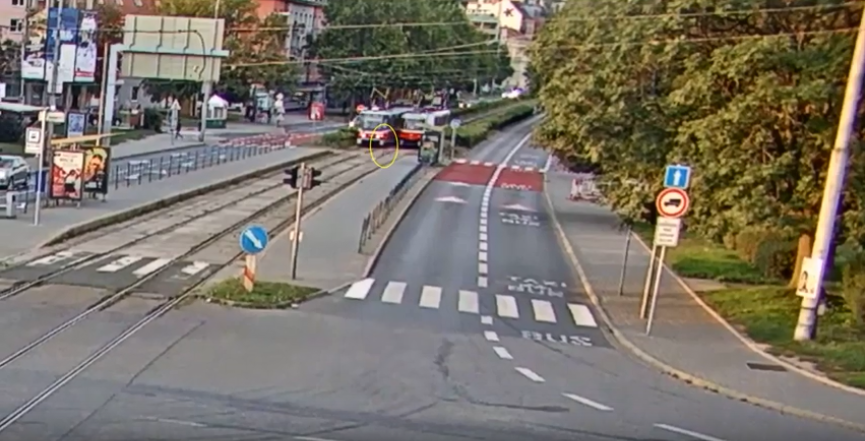 Tramvaj v&nbsp;Brně srazila školáka, koukal do mobilu. Policie zveřejnila video jako varování