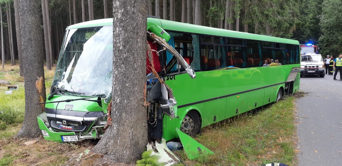 Na Žďársku autobus narazil do stromu, ve vozidle bylo zhruba 30&nbsp;lidí