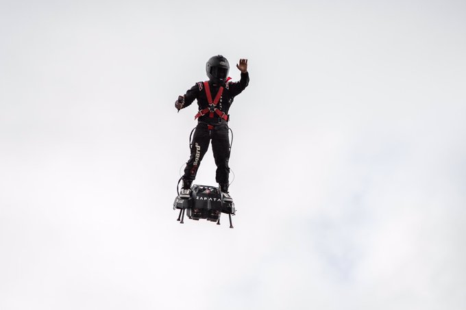 Je to hluk! Sousedé si stěžují na&nbsp;hlučné přelety vynálezce flyboardu