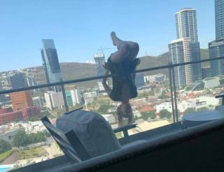 Studentka jako zázrakem přežila pád ze šestého patra. Přepadla přes zábradlí při&nbsp;cvičení jógy