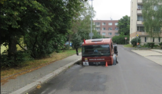 V Děčíně se propadla silnice! Nákladní auto zůstalo uvězněné