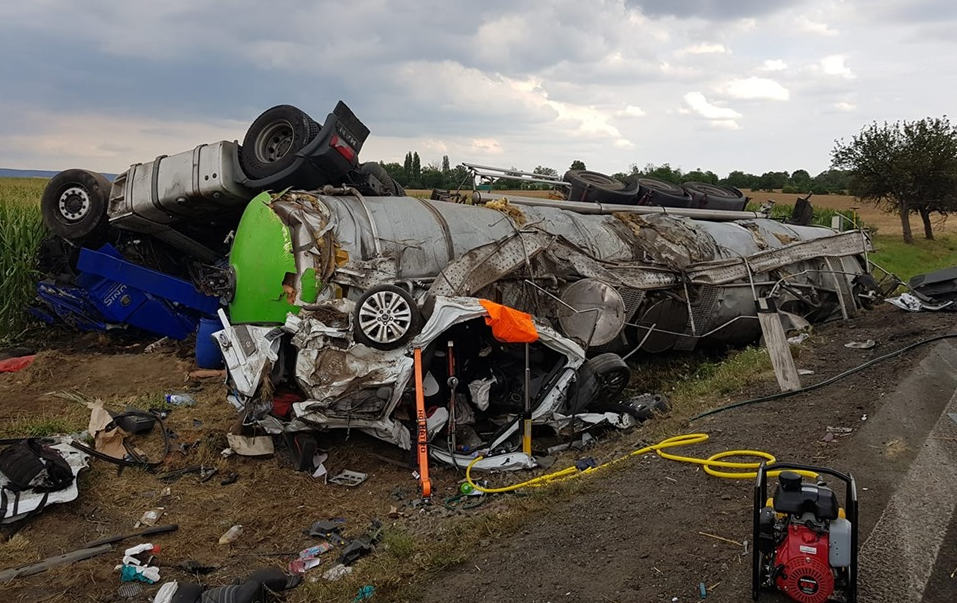 Při srážce tří aut na Kutnohorsku zemřeli rodiče a dítě, druhé je těžce zraněné