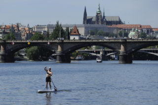 Na Vltavě v&nbsp;centru Prahy se už není možné plavit na&nbsp;paddleboardu
