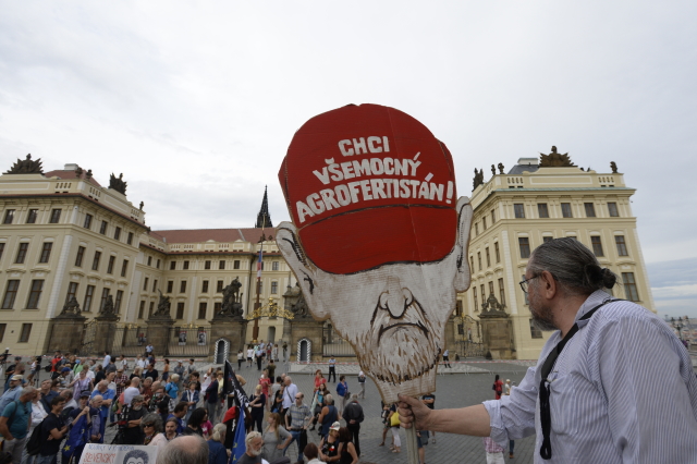 Několik stovek lidí demonstrovalo u&nbsp;sochy TGM proti Zemanovi