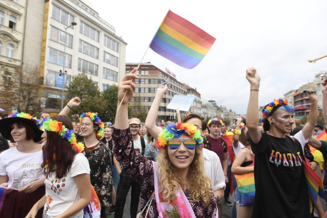 Václavské náměstí zaplnily tisíce lidí v duhových barvách