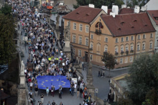 Prahou prošly tisíce lidí: Na&nbsp;Hrad donesly ústavu