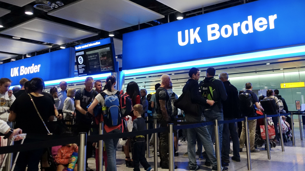 Volný pohyb má při brexitu bez dohody skončit už 31. října