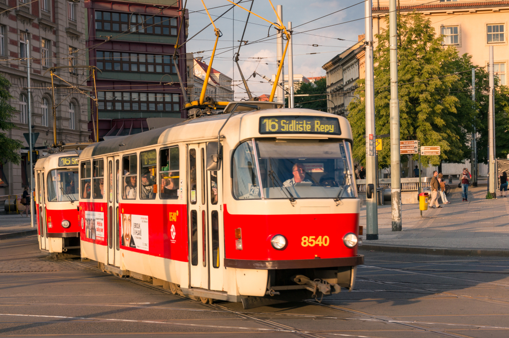 V Praze se propadla silnice! Tramvajové linky ve Vysočanech jsou odkloněny