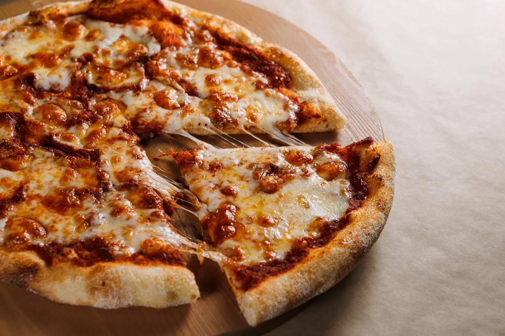 Bizarní, nebo praktické? Lidé se nemohou přenést přes to, jak tento šéfkuchař krájí pizzu