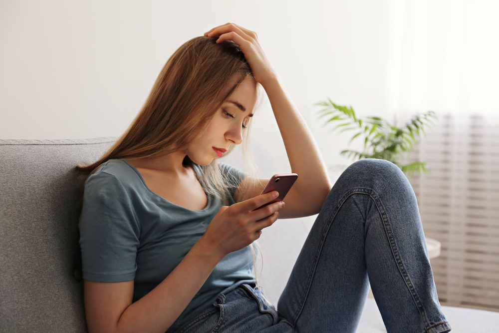 Zoufalá žena neunesla rozchod s přítelem. Za 4720 telefonátů a pronásledování šla do vězení