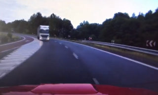 To bylo o&nbsp;fous! Hasiči na&nbsp;výjezdu se jen těsně vyhnuli kamionu v&nbsp;protisměru