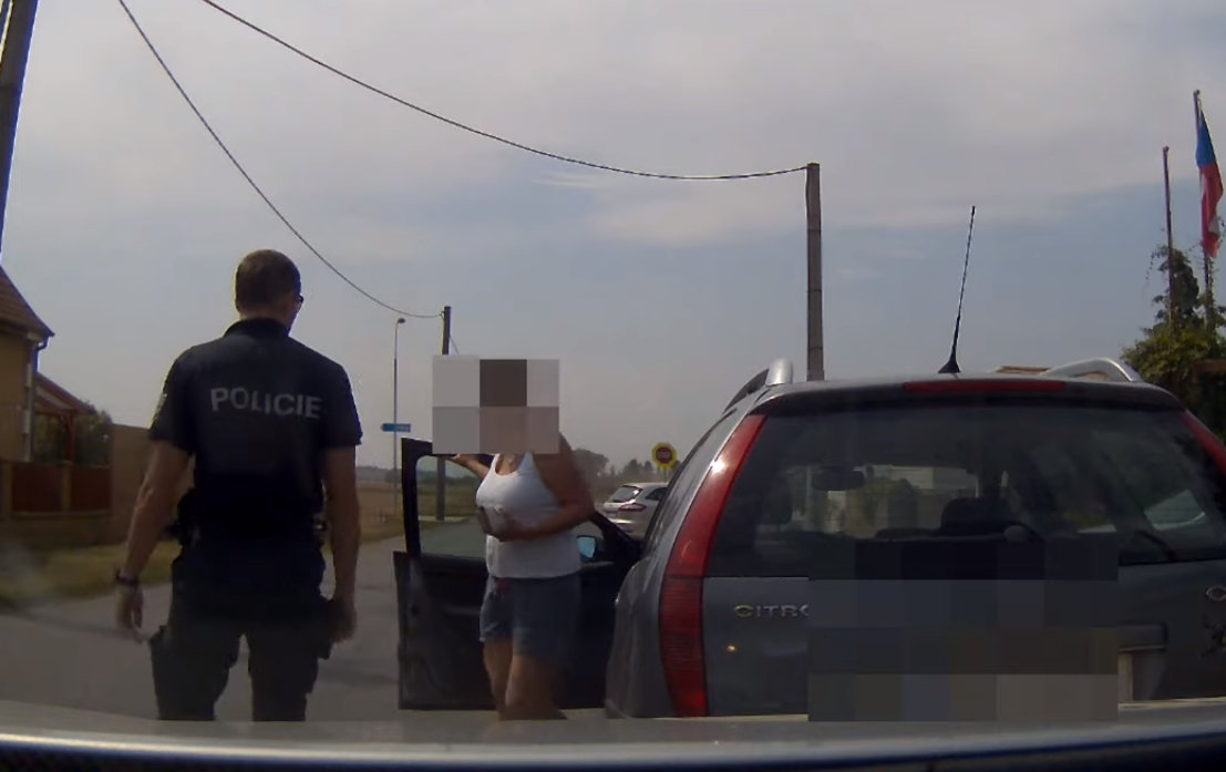 Policisté zastavili opilou řidičku s&nbsp;blokovaným řidičákem. Na&nbsp;služebnu poté dorazila ještě v&nbsp;horším stavu