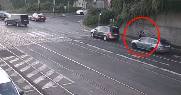 VIDEO: Skvělý zásah! Cyklista zachránil dítě na&nbsp;odrážedle na&nbsp;rušné ulici