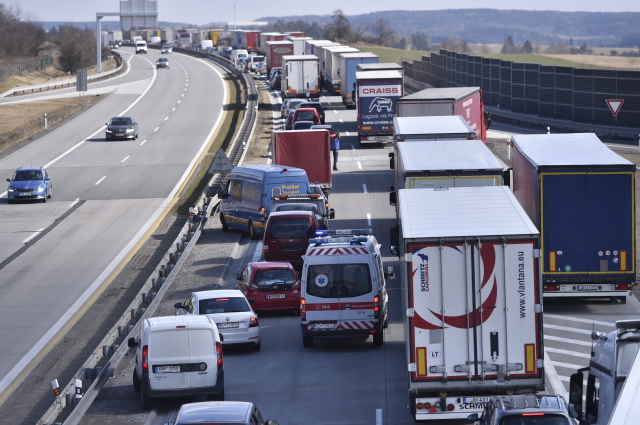Záchranka bude řidiče nálepkami upozorňovat, jak vytvořit uličku