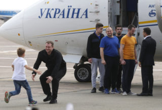 Letadla s&nbsp;propouštěnými vězni vzlétla z&nbsp;Moskvy a&nbsp;z&nbsp;Kyjeva