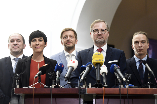 Opozice vyzývá prezidenta, aby zvážil rozhodnutí o&nbsp;stíhání Babiše