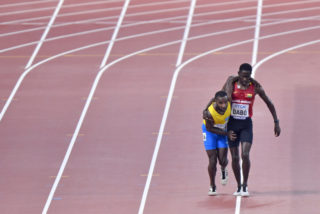VIDEO: Nádherné gesto! V&nbsp;běhu na&nbsp;5000&nbsp;m podpíral jeden běžec druhého