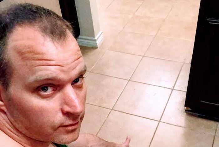 Muž poslal partnerce sérii svůdných fotografií. Stal se hvězdou internetu