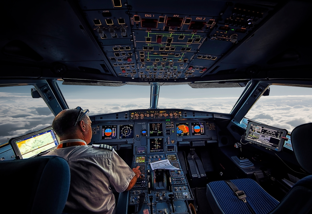 Pilot vylil kávu do kontrolního panelu, plný airbus musel přistát
