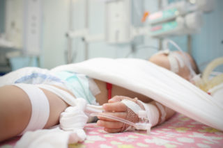 Stav chlapce nakaženého tetanem se zlepšil. Už komunikuje, vyhráno ale ještě nemá