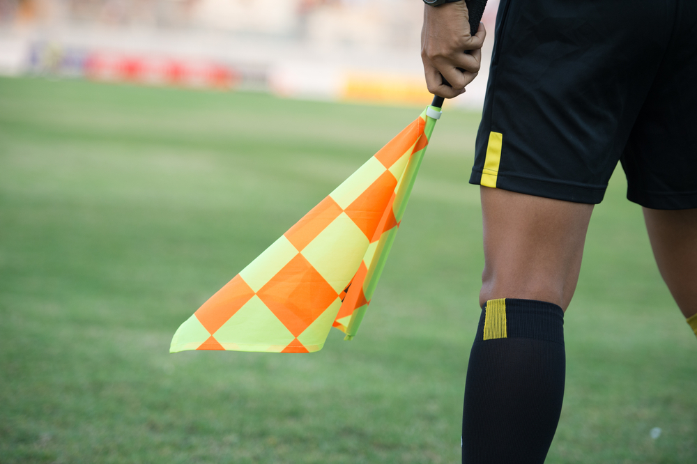 Český fotbal řeší další skandál! Na&nbsp;zápase dorostenců se opilý asistent sudího válel na&nbsp;trávníku