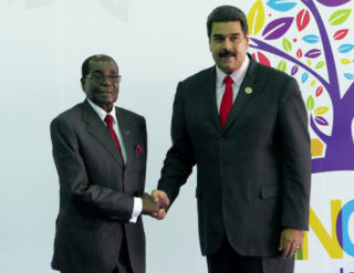 Zemřel autoritářský zimbabwský exprezident Mugabe, bylo mu 95 let