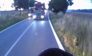 Další šílenec! Policie pátrá po&nbsp;řidiči kamionu, který nebezpečně předjížděl