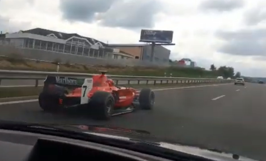 Po dálnici D4 se proháněla formule. Řidiče hledá policie