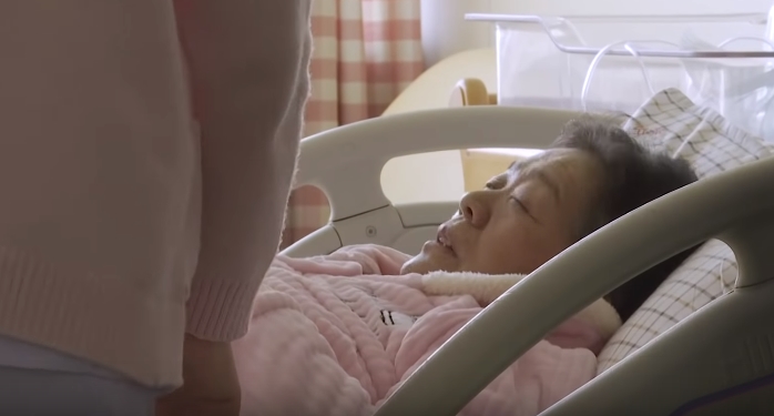 Sedmašedesátiletá žena porodila holčičku, počala přirozeně