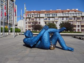Centrum Prahy zdobí opičák se zlatou chloubou. Turisté jsou z&nbsp;něj nadšení