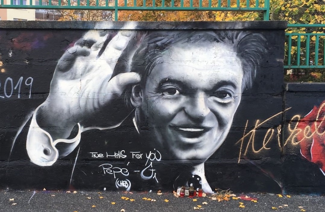 Ještě, že to Karel nevidí! Lidé se posmívají plzeňskému graffiti, které mělo uctít Gotta