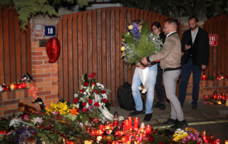 Šéfredaktor Frekvence 1 položil v&nbsp;noci květinu za naší stanici k&nbsp;vile Karla Gotta na&nbsp;Bertramce