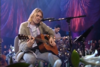 V USA se vydražil Cobainův svetr ze slavného vystoupení. Prodal se za 7,7 milionů