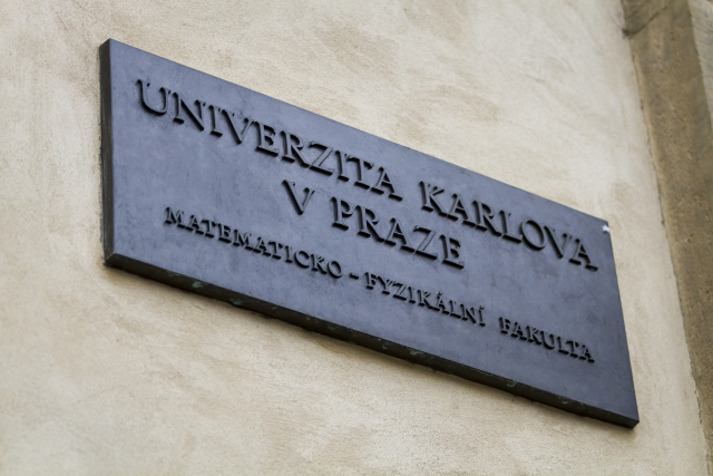 Vedení UK čelí další kritice za partnerství s firmou Home Credit