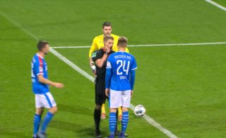 Bizarní zákrok. Penaltu způsobil rozcvičující se hráč