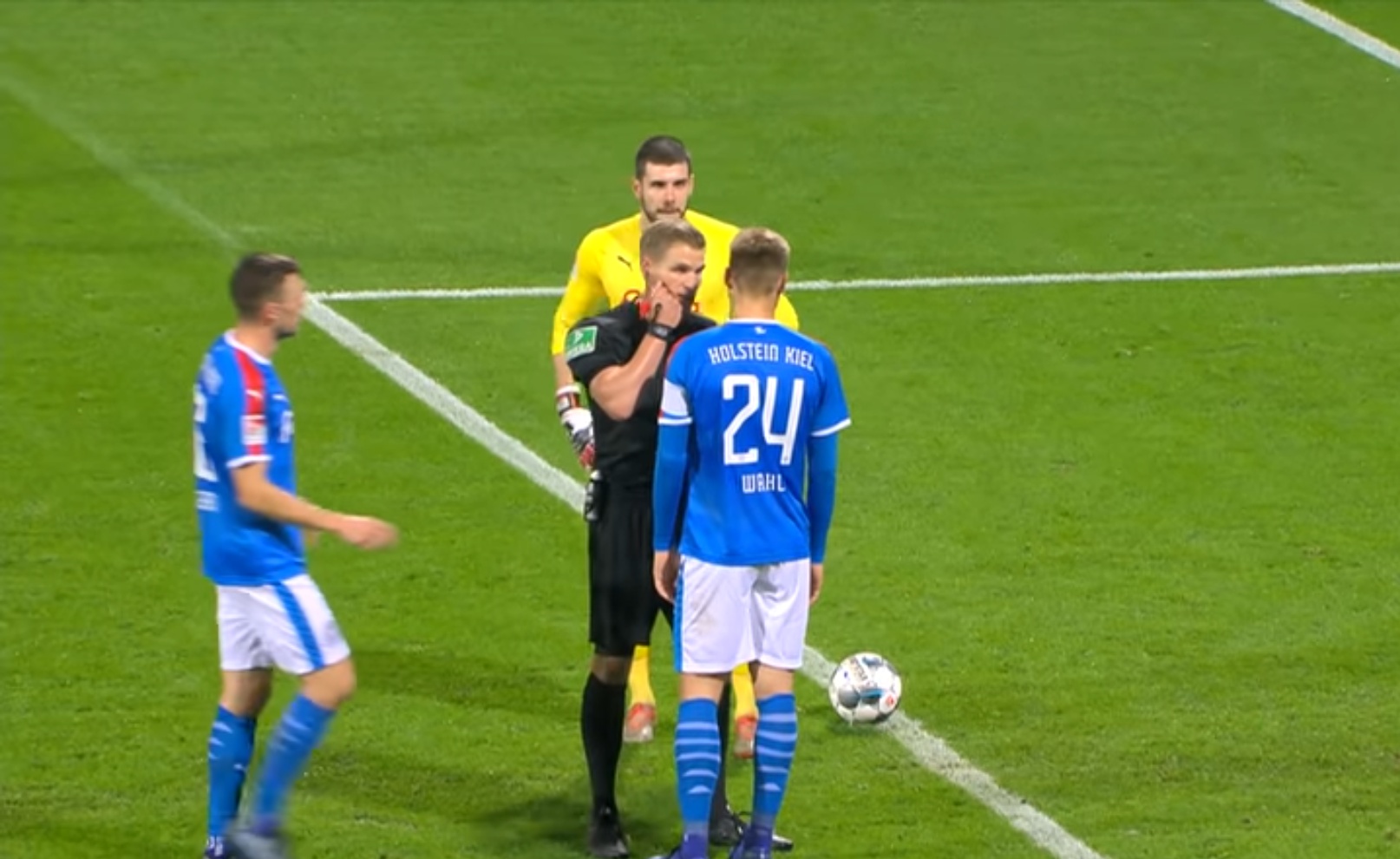 Bizarní zákrok. Penaltu způsobil rozcvičující se hráč