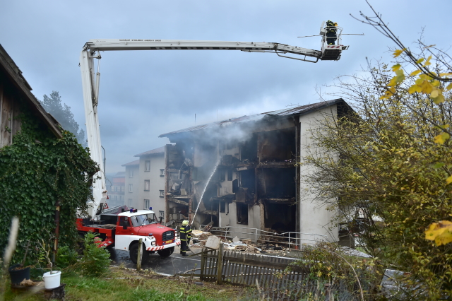 Lidé postižení výbuchem bytovky v&nbsp;Lenoře dostanou od Prachatic 100 tisíc korun
