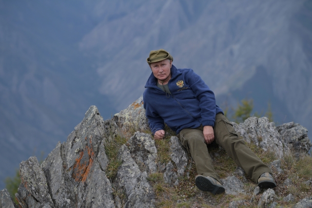 Putin oslavil narozeniny výletem v tajze, sbíral houby