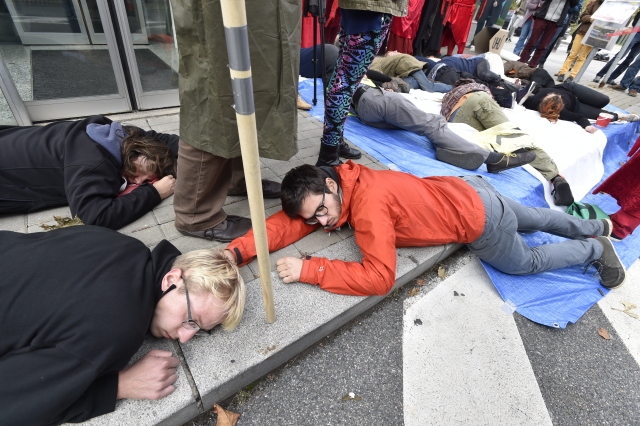 Aktivisté v Praze protestovali a blokovali silnici, zasahovala policie
