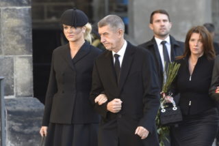 Ve svatovítské katedrále začala zádušní mše za Karla Gotta. Účastní se politici i&nbsp;umělci
