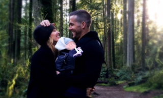 Ryan Reynolds ukázal první fotku miminka! S&nbsp;Blake Lively přiznali i&nbsp;jeho pohlaví