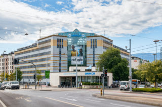 Před ženevským sídlem UNHCR se zapálil syrský Kurd, je naživu
