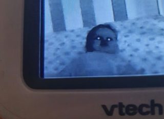 Případ pro&nbsp;exorcistu? Rodiče si koupili videochůvičku, brzy však začali litovat
