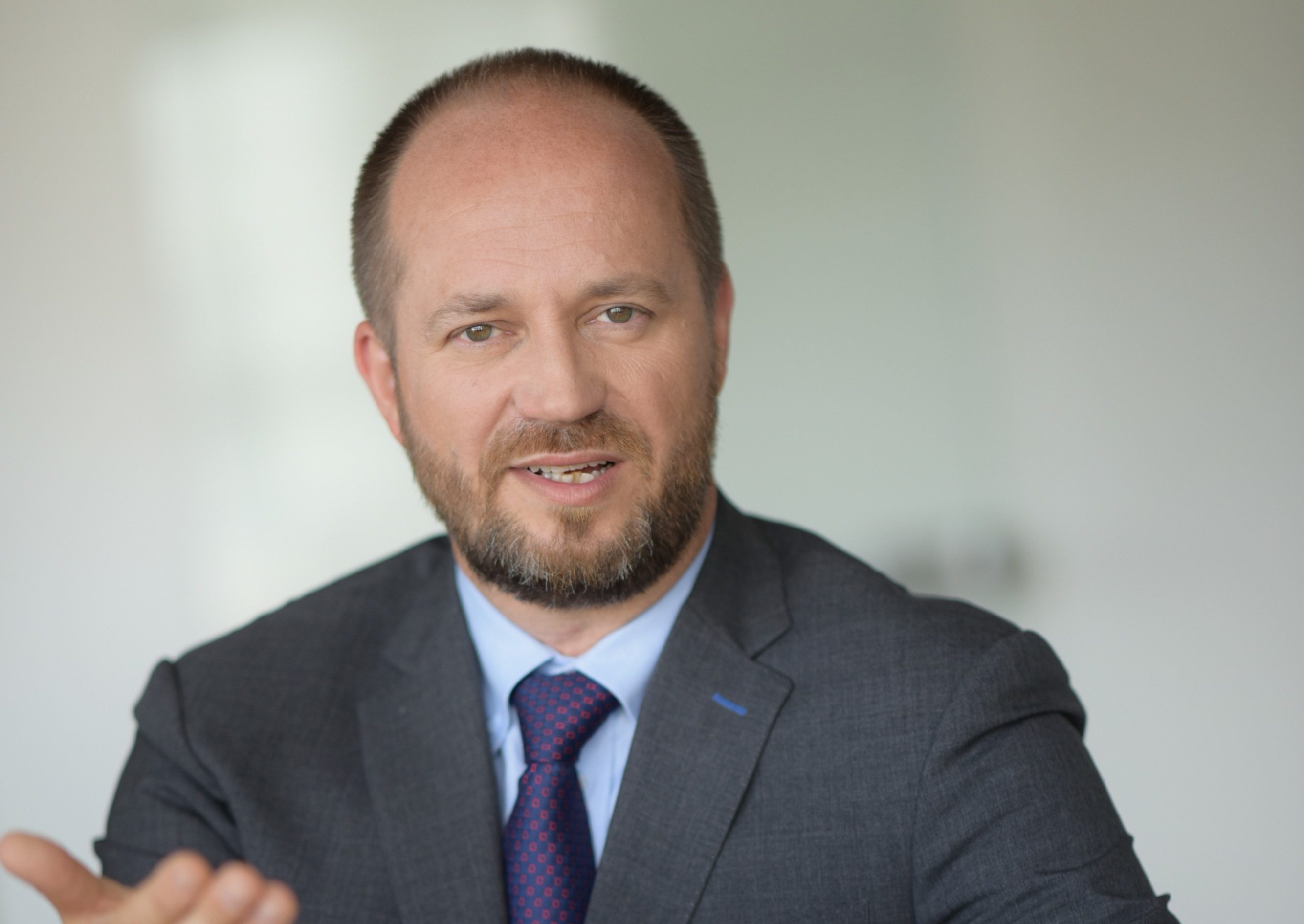 Jak lze finančně řešit, když zůstanete delší čas doma a musíte ošetřovat někoho z rodiny?