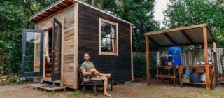 Muž žije ve velkoměstě pouze z&nbsp;přírody. Jídlo si pěstuje a&nbsp;místo toaletního papíru používá listy