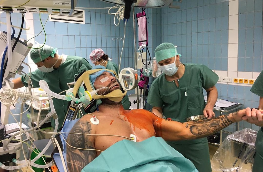 Karlos Vémola ukázal snímek z operačního sálu. Vrátím se, slibuje fanouškům